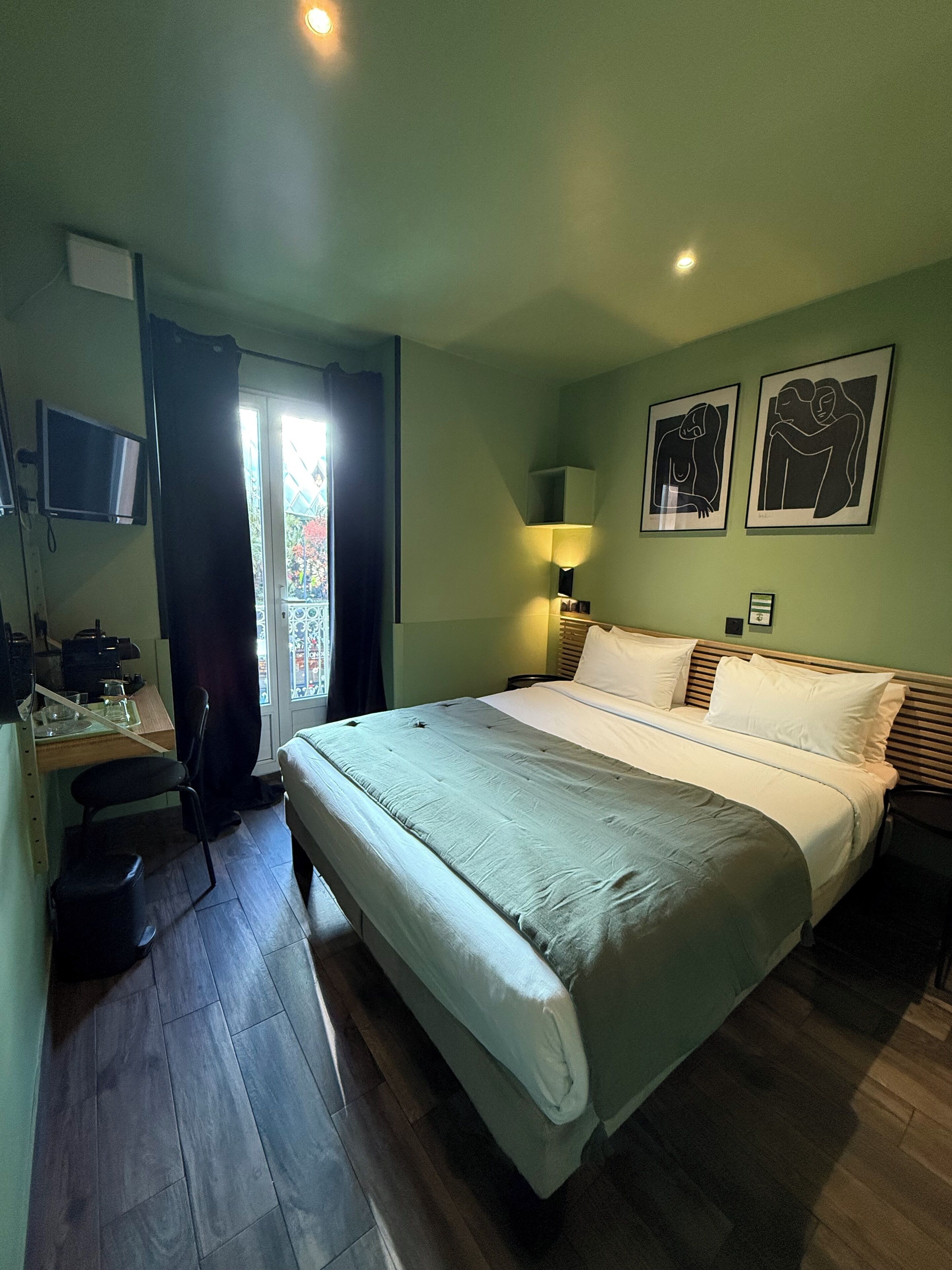 Desk, soundproofing, iron/ironing board, free WiFi