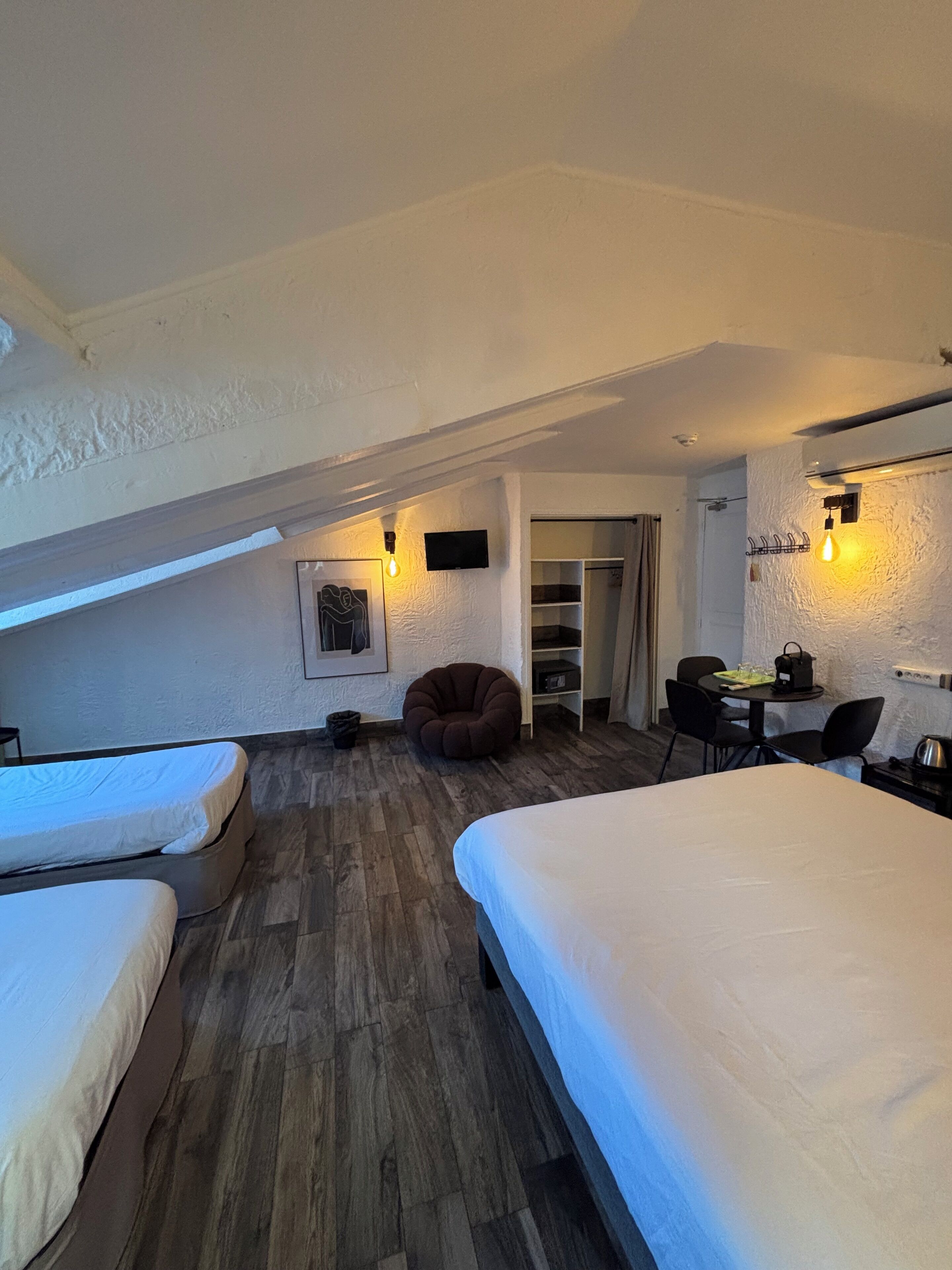 Habitación triple | Escritorio, insonorización, tabla de planchar con plancha y camas extra 