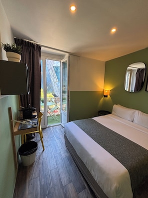 Bureau, chambres insonorisées, fer et planche à repasser