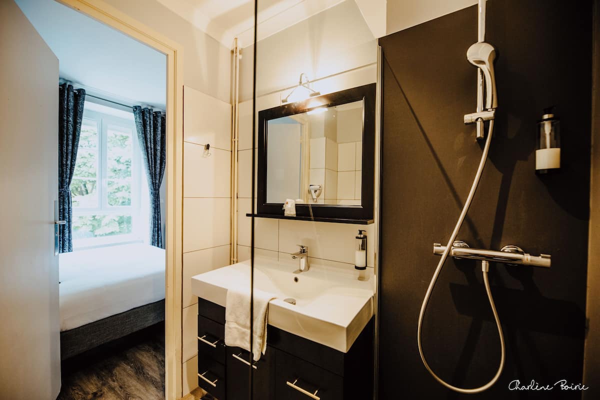 comfort double room | bathroom | bathtub, towels
