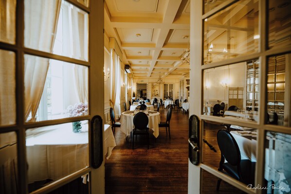 Petit déjeuner, déjeuner et dîner servis sur place