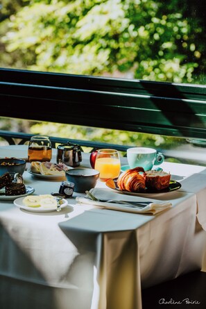 Café da manhã com buffet todos os dias mediante uma taxa