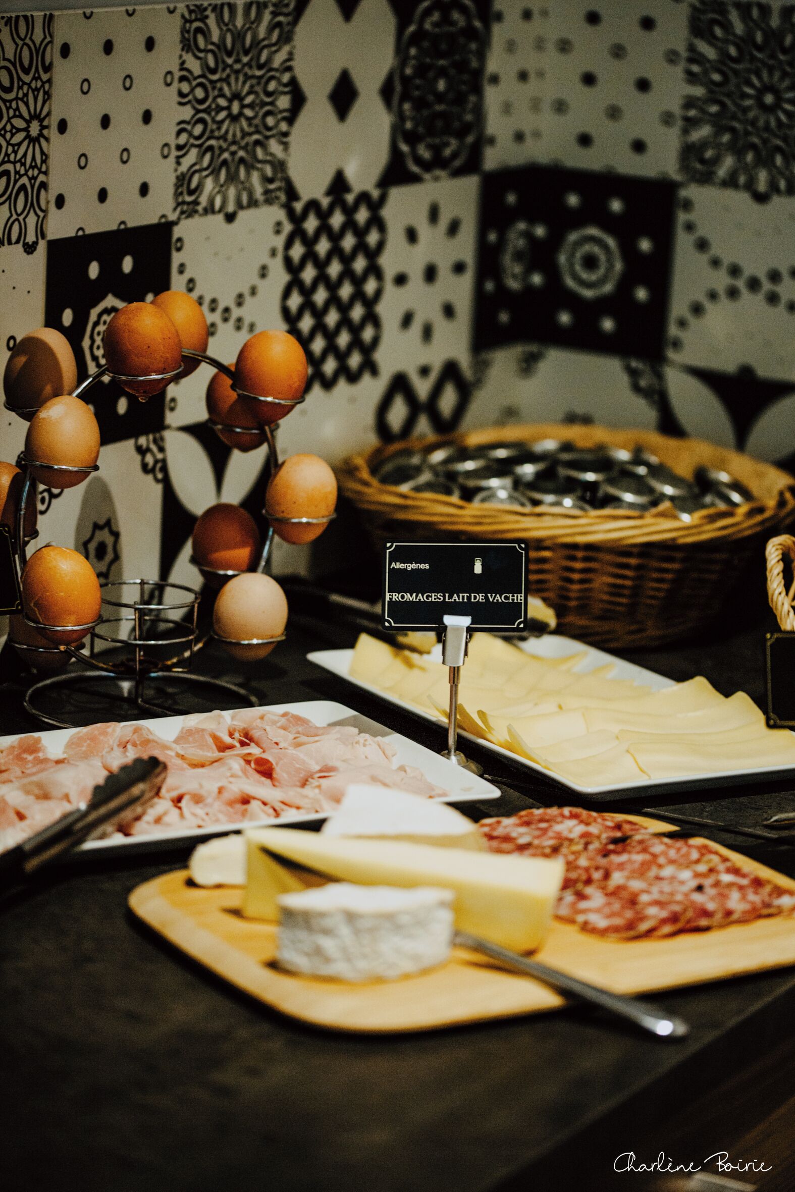 Uma mesa de buffet com diversos alimentos, incluindo ovos, queijo e carne.