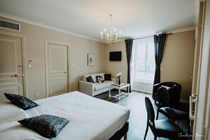 Suite junior | Decoración individual, cortinas opacas, sistema de insonorización