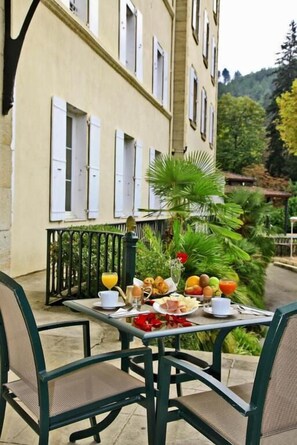Petit déjeuner, déjeuner et dîner servis sur place