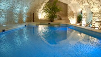 Piscine couverte, cabanons gratuits, chaises longues