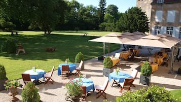 Se sirven almuerzos y cenas; cocina francesa; con vista al jardín