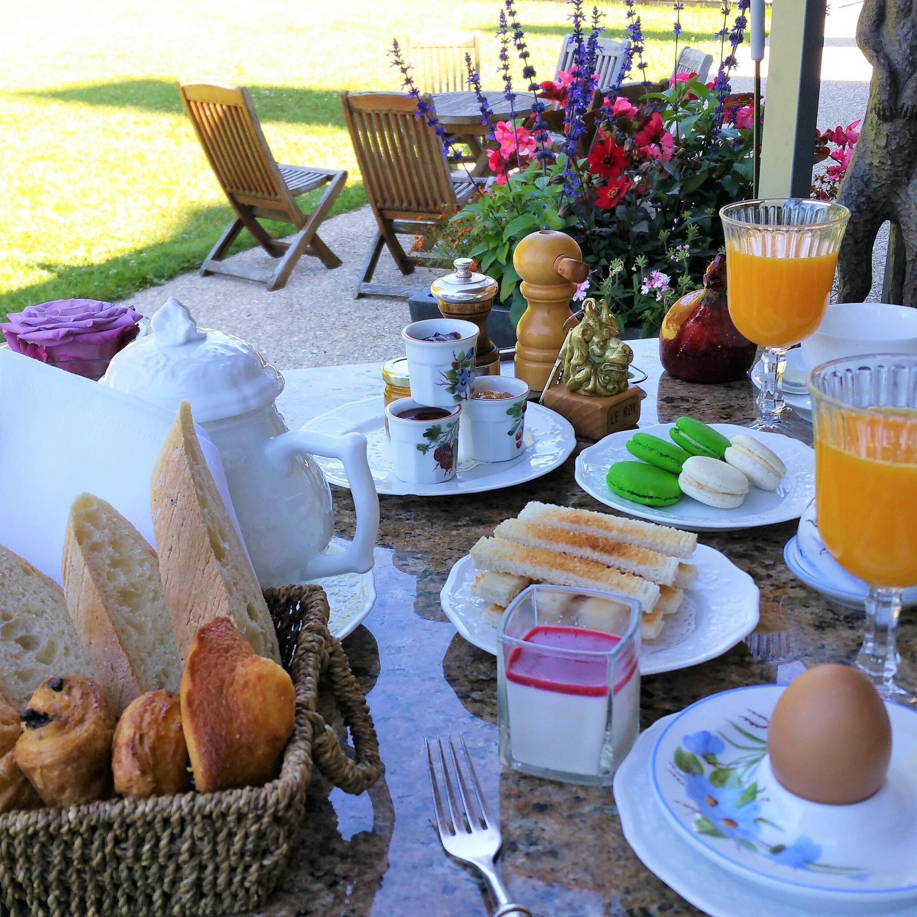 daily buffet breakfast (eur 39 per person)