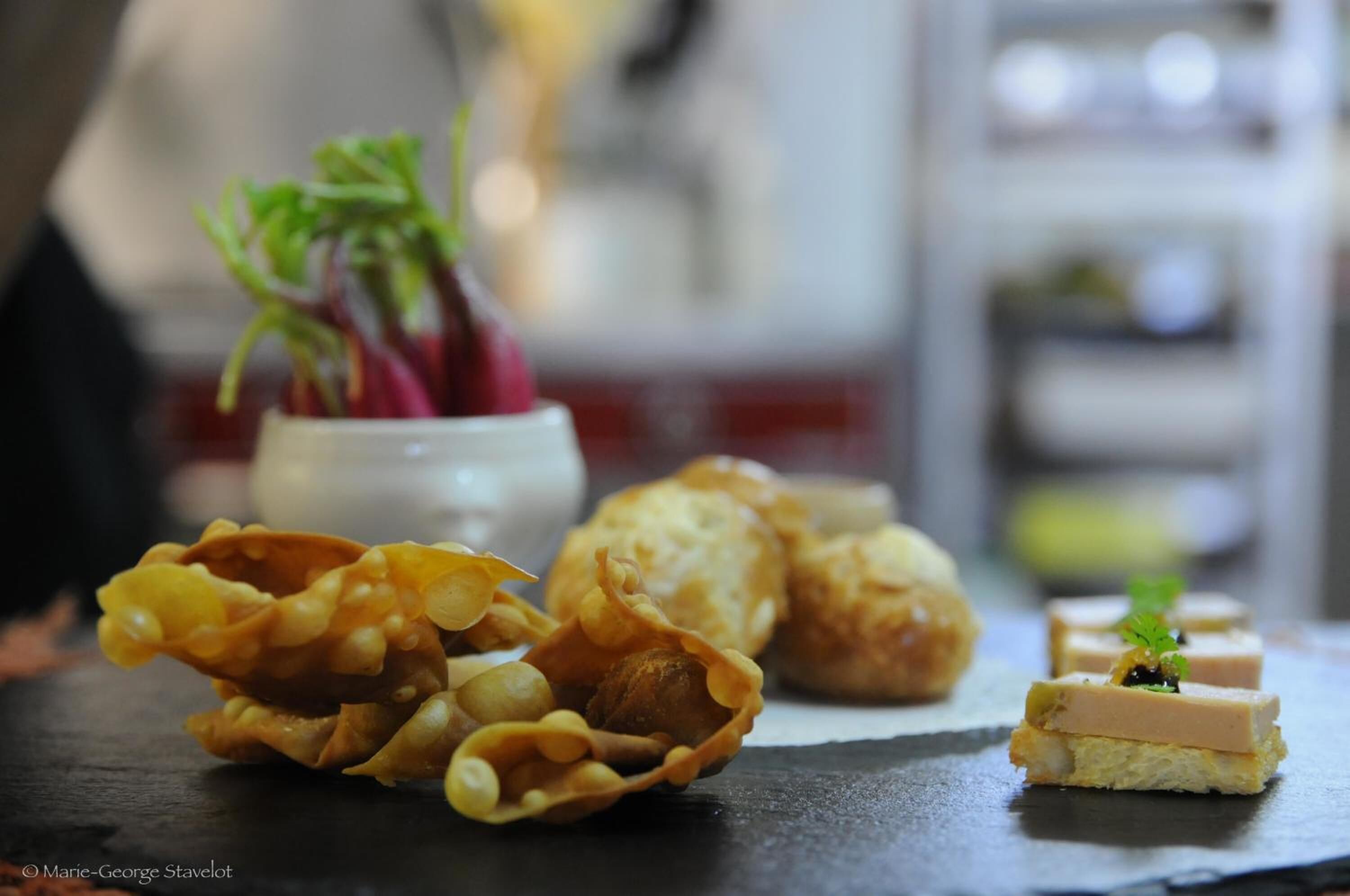 Un plato de postres con diversas golosinas y un cuenco de hierbas frescas.