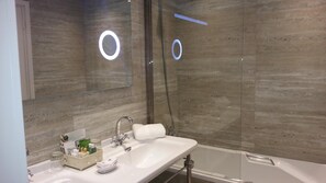 Amenidades de baño de diseñador, secadora de cabello, batas, pantuflas