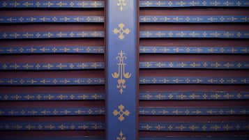 Una hilera de paneles de madera oscura con detalles decorativos dorados.