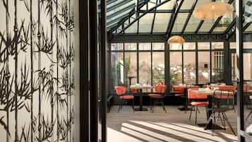 Desayuno buffet (EUR 14.00 por persona)