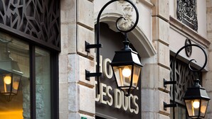 A hotel sign with the name "HOTEL DES DUCS" and two black wall-mounted lights. - Hôtel des Ducs (Dijon)