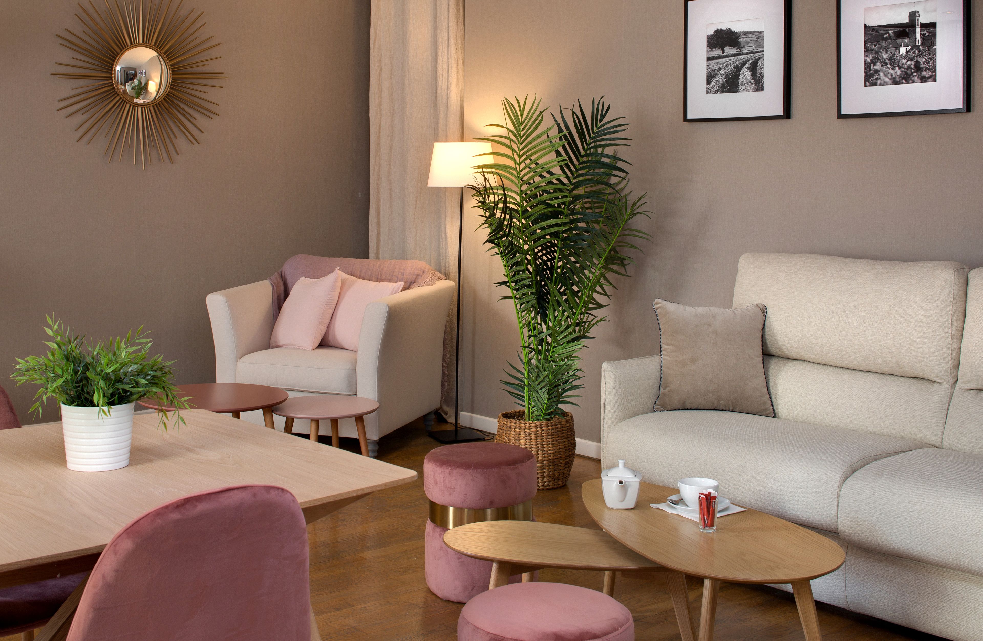 Una sala moderna con sofá, sillones, una mesa de centro y una mesa de comedor.