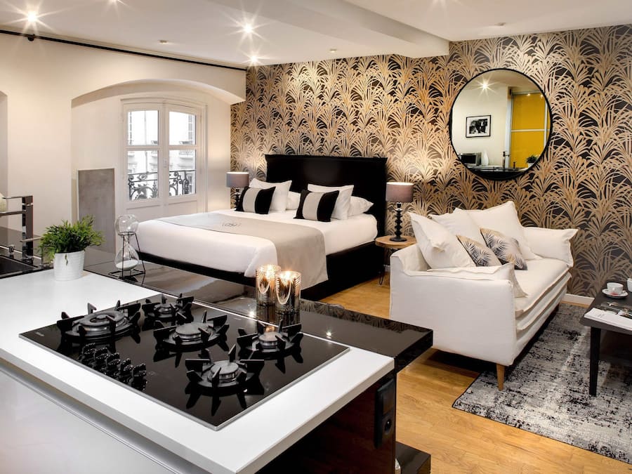 Studio (Chambertin) | Sängtillbehör av högsta kvalitet och värdeförvaringsskåp på rummet