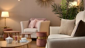 A modern living room with a sofa, armchairs, a coffee table, and a lamp. - Hôtel des Ducs (Dijon)