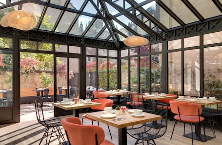 Exterior. Hôtel des Ducs