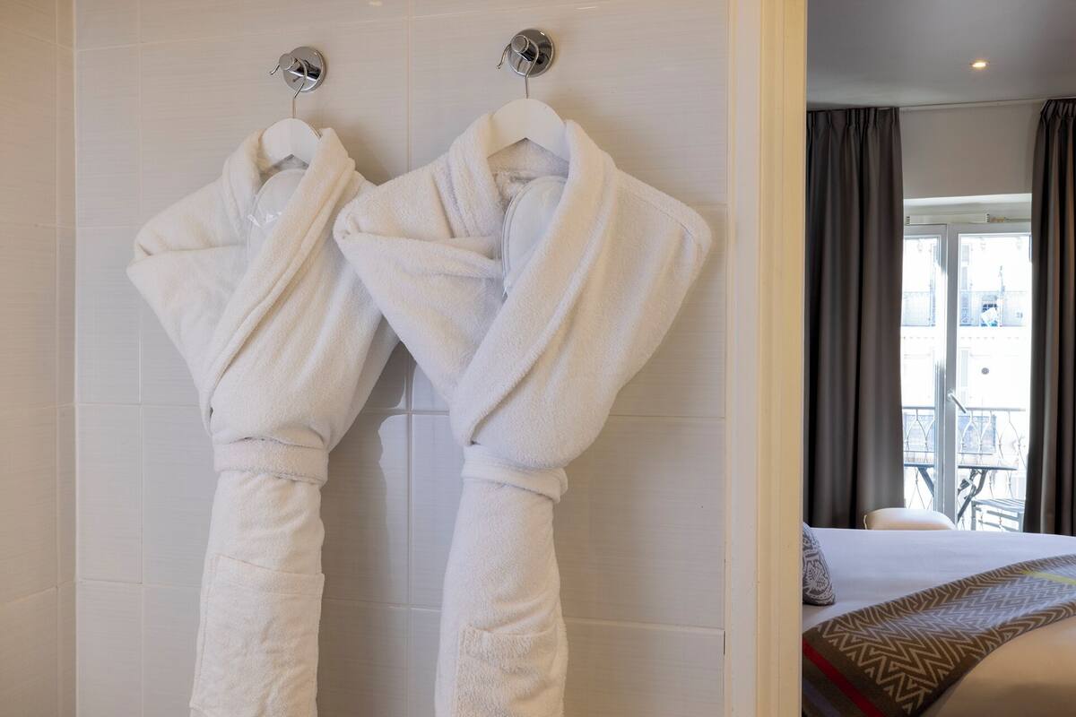 classic double room, balcony | premium bedding, pillow-top beds, in-room safe, desk