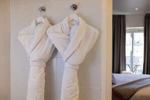 Chambre classique double, balcon | Literie de qualité, couette en duvet, lit avec matelas à plateau-coussin
