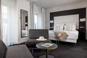 Chambre Junior double, balcon | Literie de qualité, couette en duvet, lit avec matelas à plateau-coussin