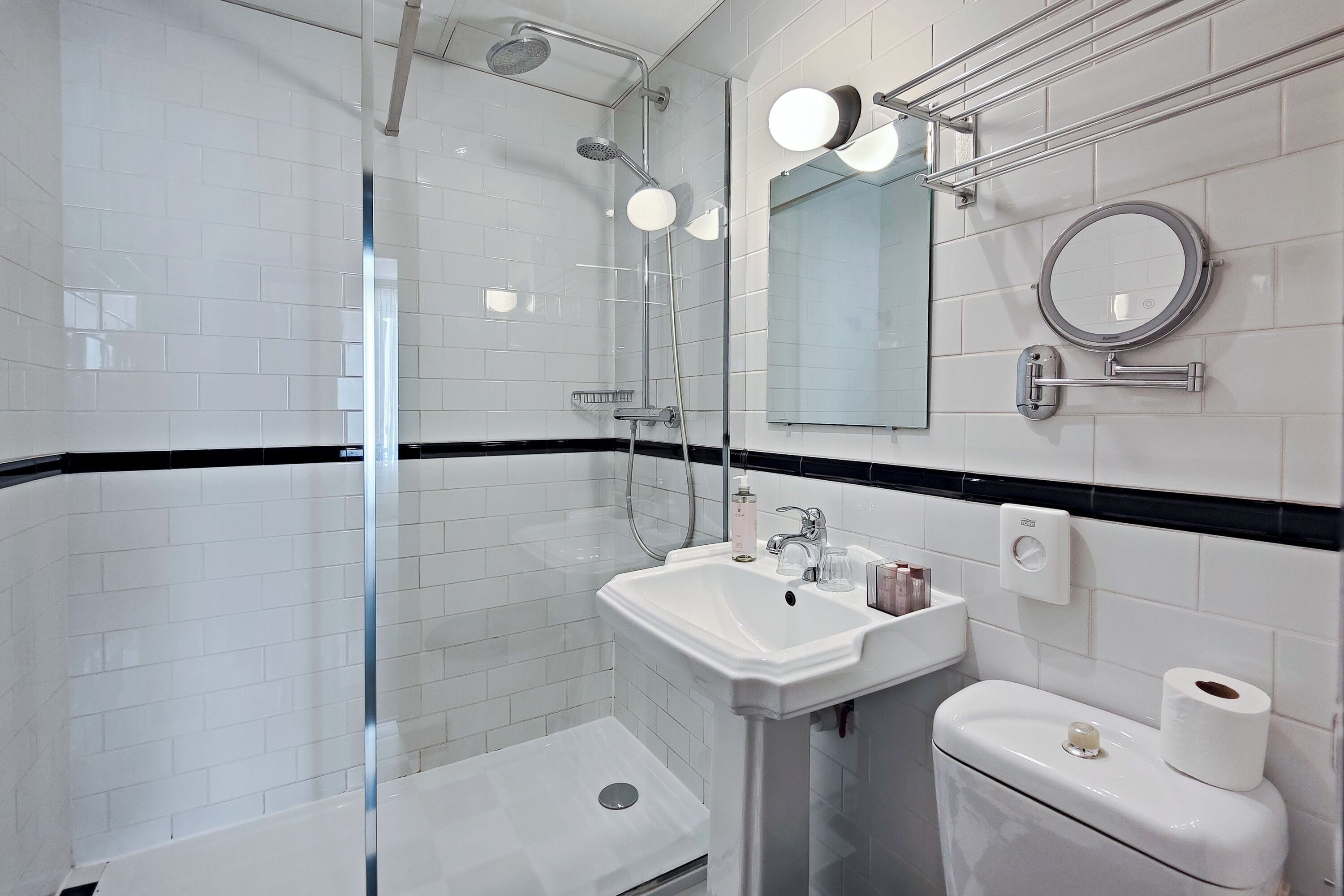 chambre executive 19m² | premium bedding, in-room safe, desk, laptop workspace