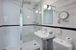 Chambre Executive 19m² | Ropa de cama de alta calidad y caja de seguridad en la habitación