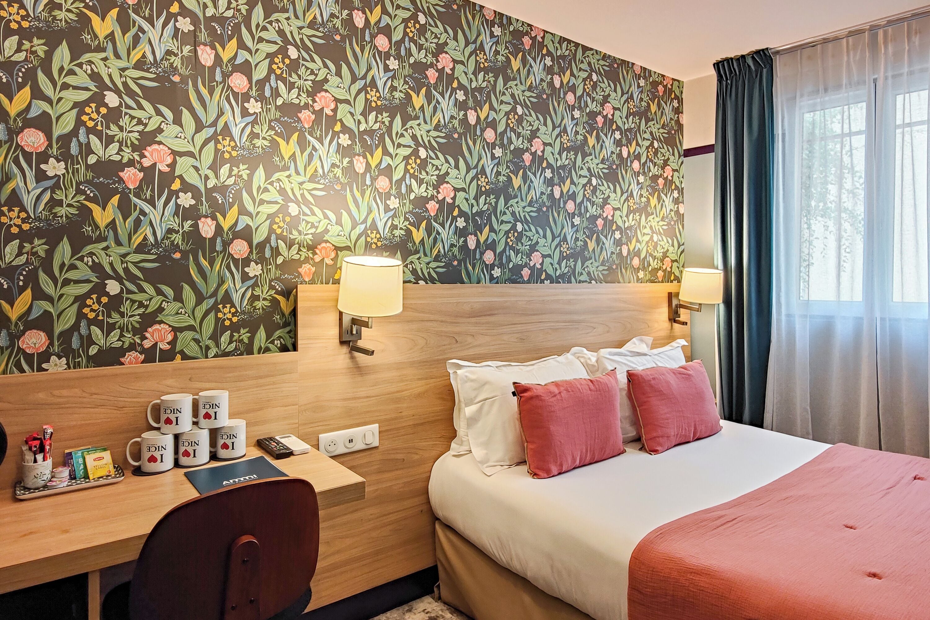 petite chambre familiale 18m² | premium bedding, in-room safe, desk, laptop workspace