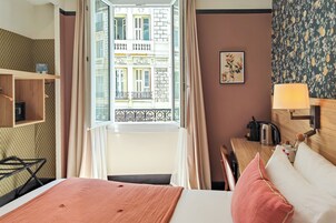 Chambre Double Standard 14m² | Badezimmer | Dusche, kostenlose Toilettenartikel, Haartrockner, Handtücher