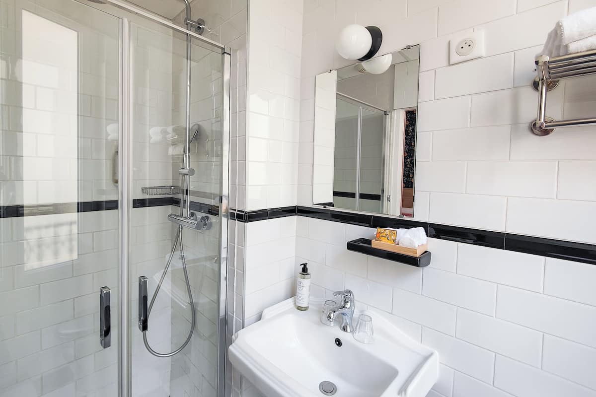 petite chambre double standard 12m² | bathroom | shower, free toiletries, hair dryer, towels