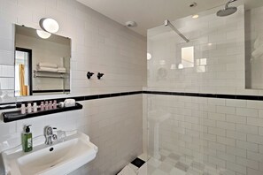 Studio Familial Rez-de-chaussée 28m² | Bathroom | Shower, free toiletries, hair dryer, towels - Hôtel de France, un hôtel AMMI (Nice)