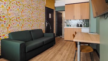 Studio Familial Rez-de-chaussée 28m² | Sala de estar | Televisión de 32 pulgadas con canales por satélite