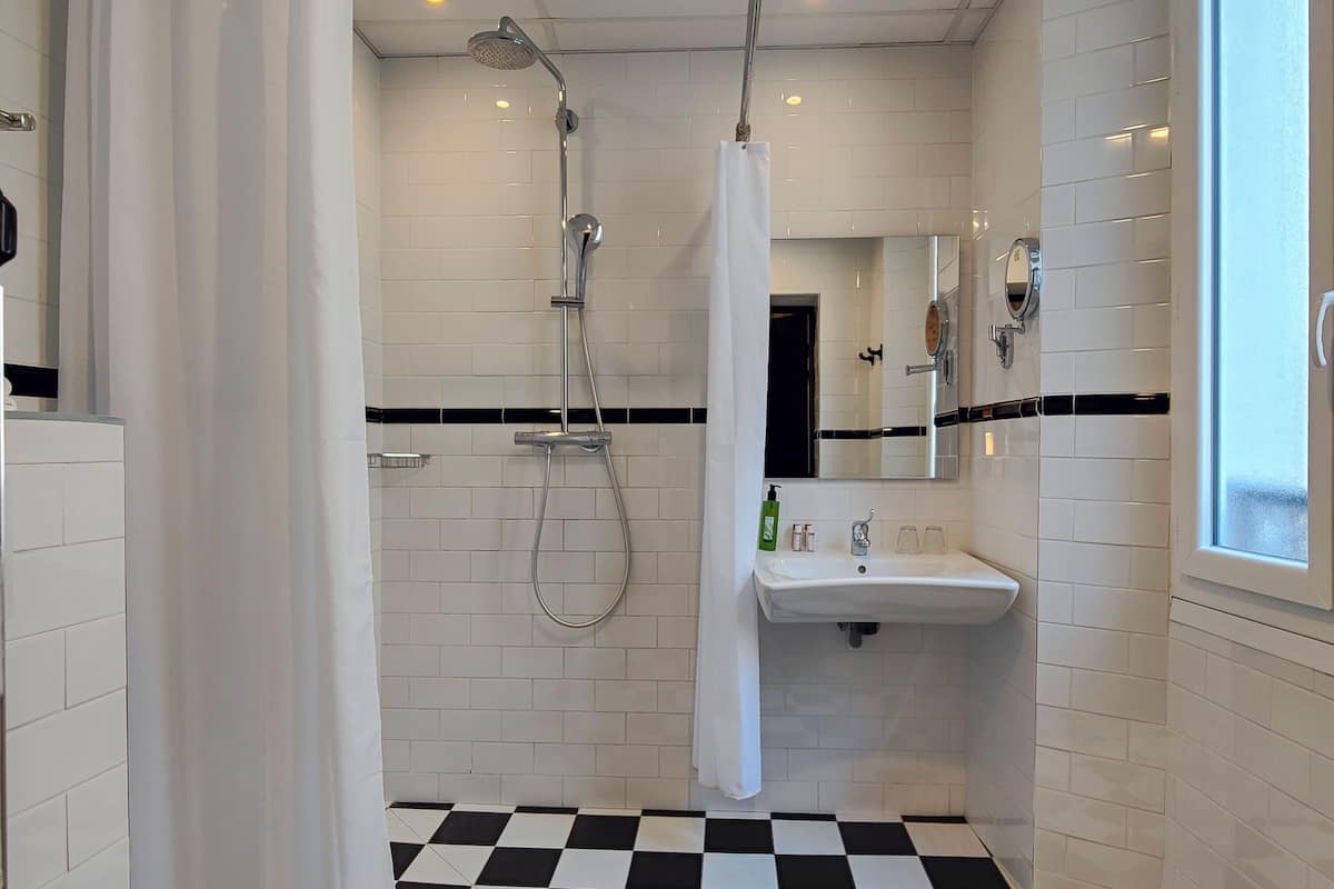 chambre supérieure 15m² | bathroom | shower, free toiletries, hair dryer, towels
