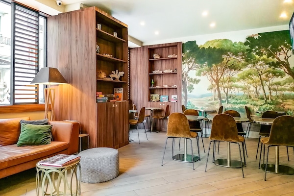 Coin salon dans le hall