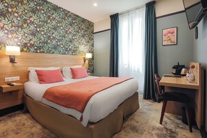 Petite Chambre Double Standard 12m² | Premium-sengetøj, pengeskab på værelset, skrivebord
