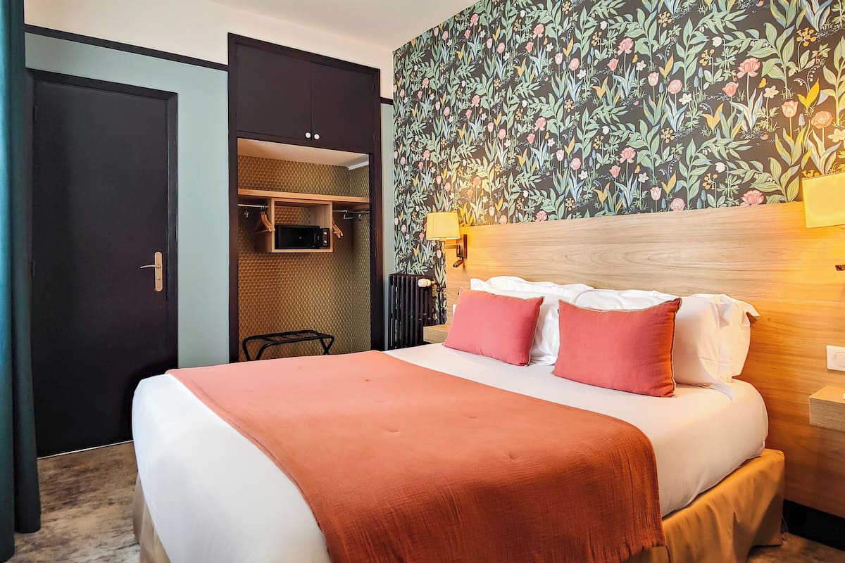 Premium bedding, in-room safe, desk, laptop workspace
