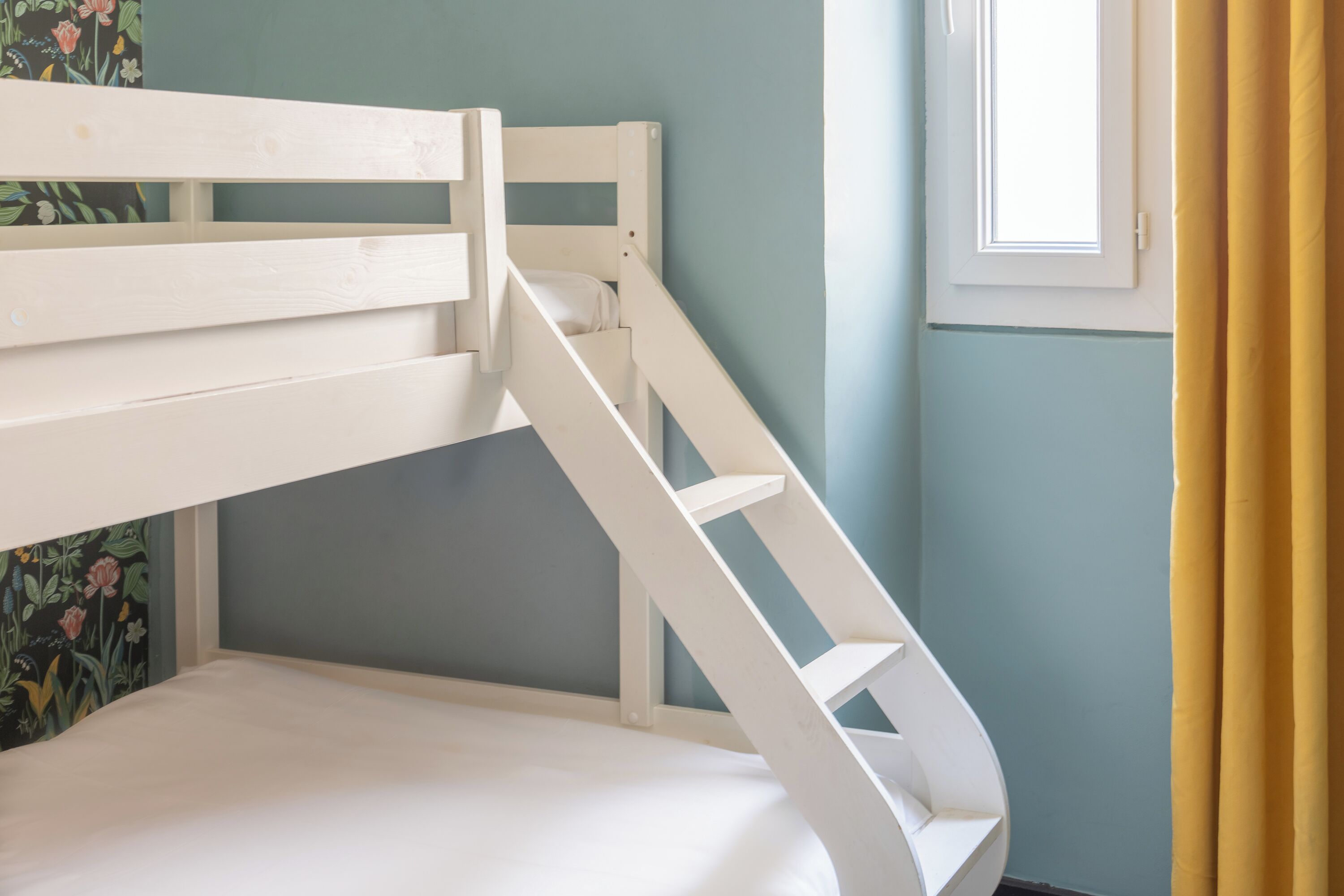 Ropa de cama de alta calidad y caja de seguridad en la habitación 