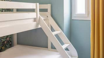 Ropa de cama de alta calidad y caja de seguridad en la habitación