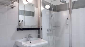 Chambre Double Standard 14m² | Phòng tắm | Buồng tắm vòi sen, đồ dùng nhà tắm miễn phí, máy sấy tóc, khăn tắm
