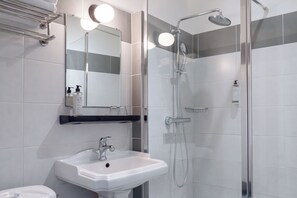 Chambre Double Standard 14m² | Bad | Dusj, toalettartikler (inkludert), hårføner og håndklær