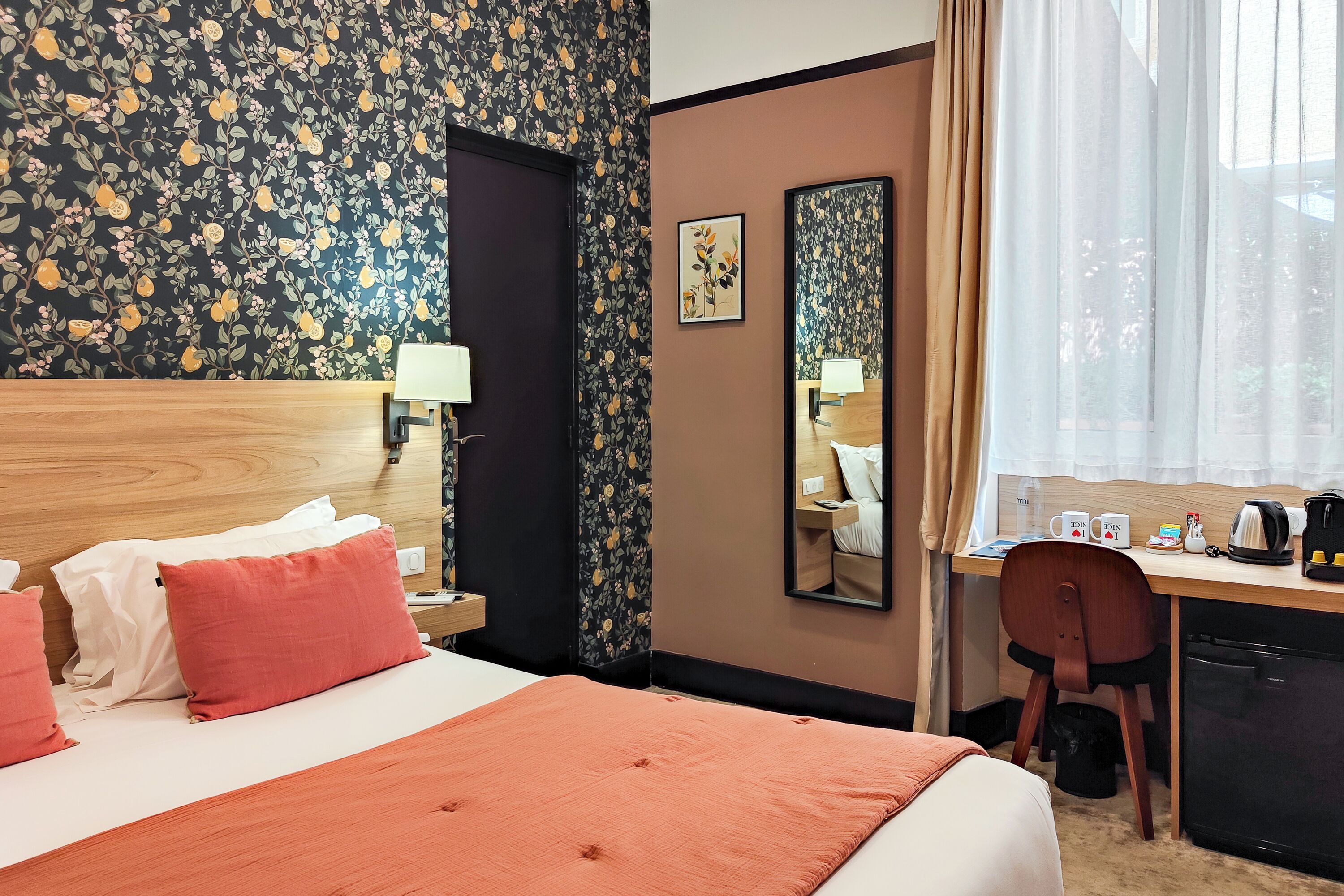 chambre double standard 14m² | premium bedding, in-room safe, desk, laptop workspace