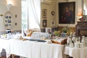 Morgenmadsbuffet hver dag (15 EUR pr. person)