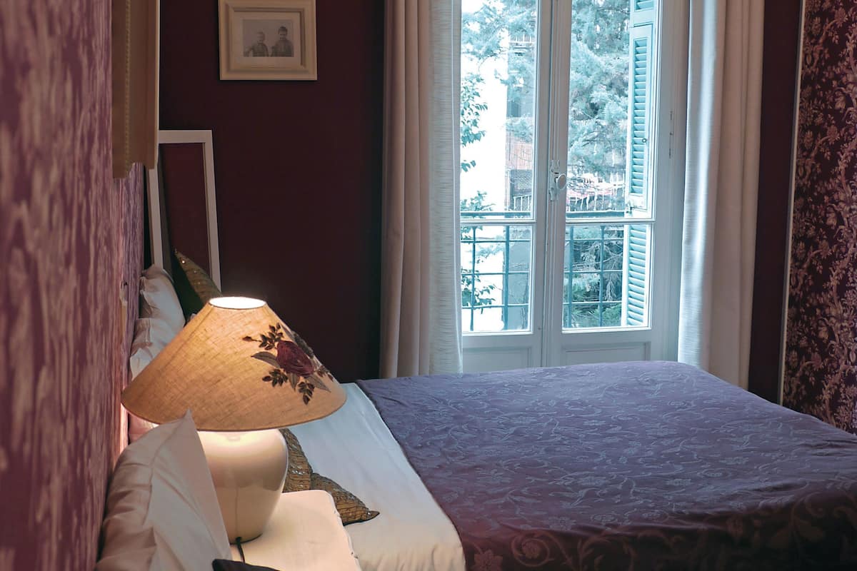 Egyptian cotton sheets, premium bedding, in-room safe, desk