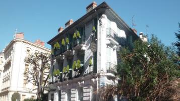 Un edificio histórico con balcones y un cartel que dice "Hotel Villa Pisani".
