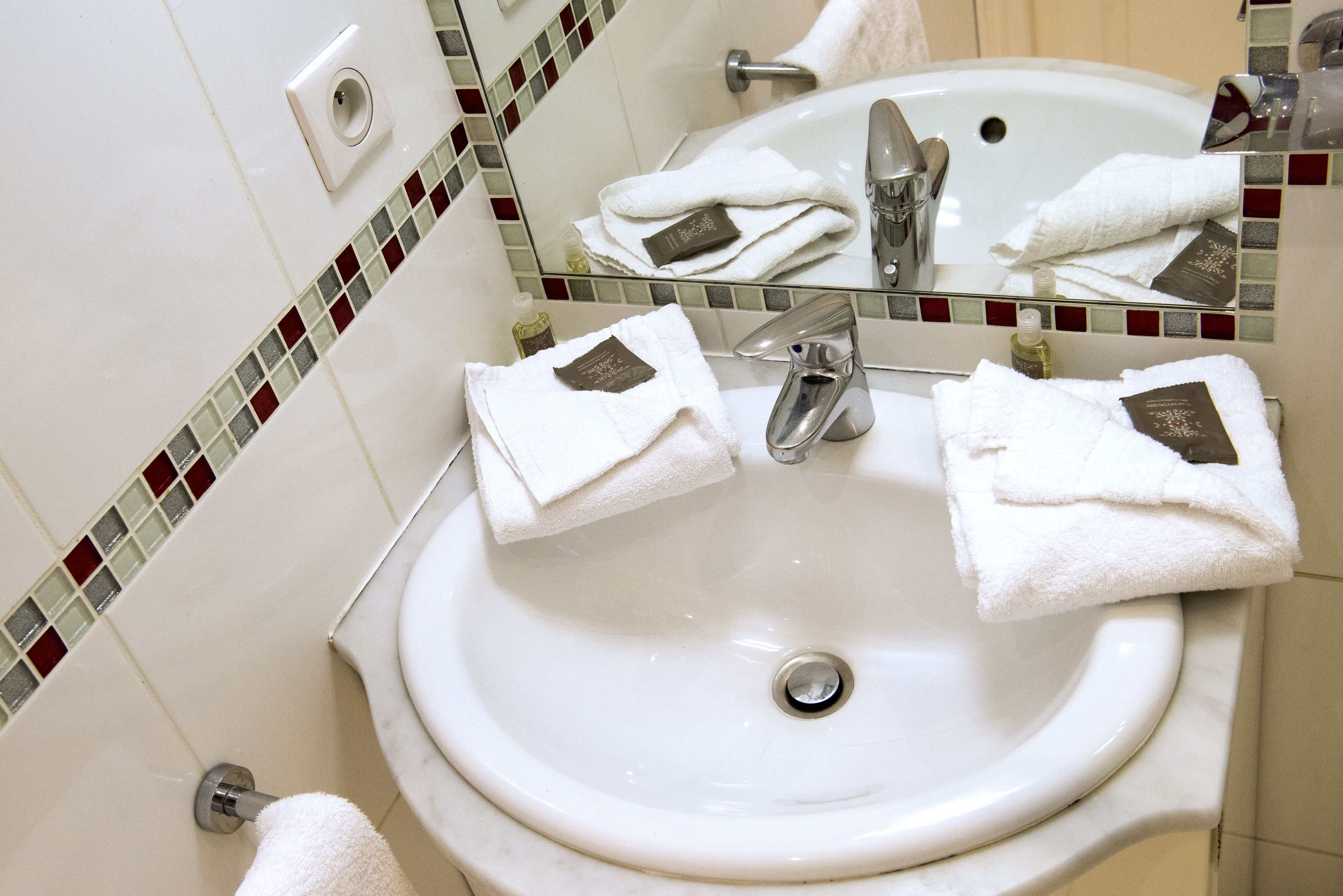 traditional double room | bathroom sink