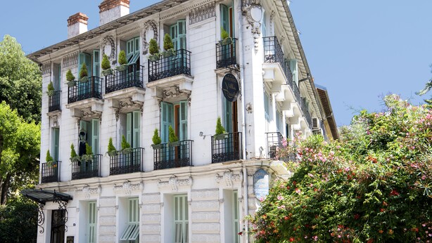 A historic building with multiple balconies, large windows, and a classic architectural style. - Villa Rivoli (Nice)