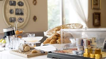 Ein Frühstücksbuffet mit Gebäck, Brot und Milchprodukten.
