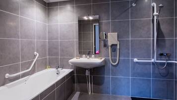 Un baño moderno con bañera, lavamanos y ducha.