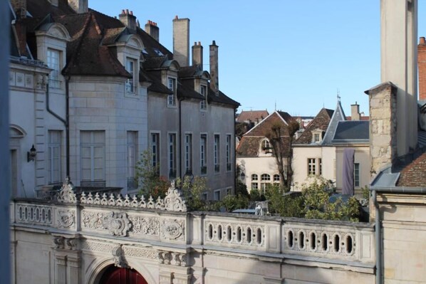 A historic building with ornate architectural details, including a decorative archway and a red door. - Hotel Le Jacquemart (Dijon)