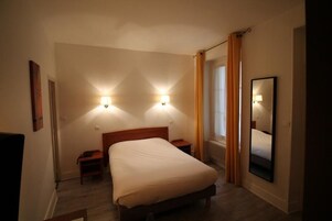 Escritorio, wifi gratis y ropa de cama
