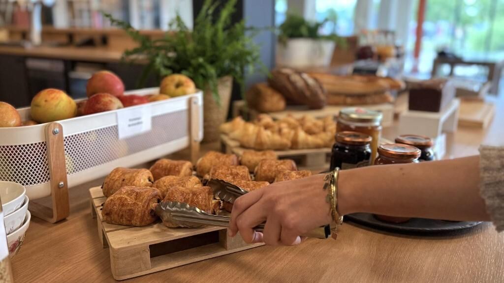 breakfast, lunch, dinner served; french cuisine